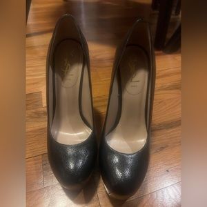 YSL Tribtoo leather platform closed toe pumps. Black. Size 38